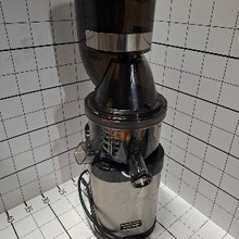 Шнековая соковыжималка Kuvings Chef CS600 с двумя насадками и набором стрейнеров