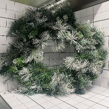 Венок еловый заснеженный 60см