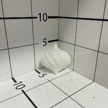 Новогодняя игрушка в виде юлы